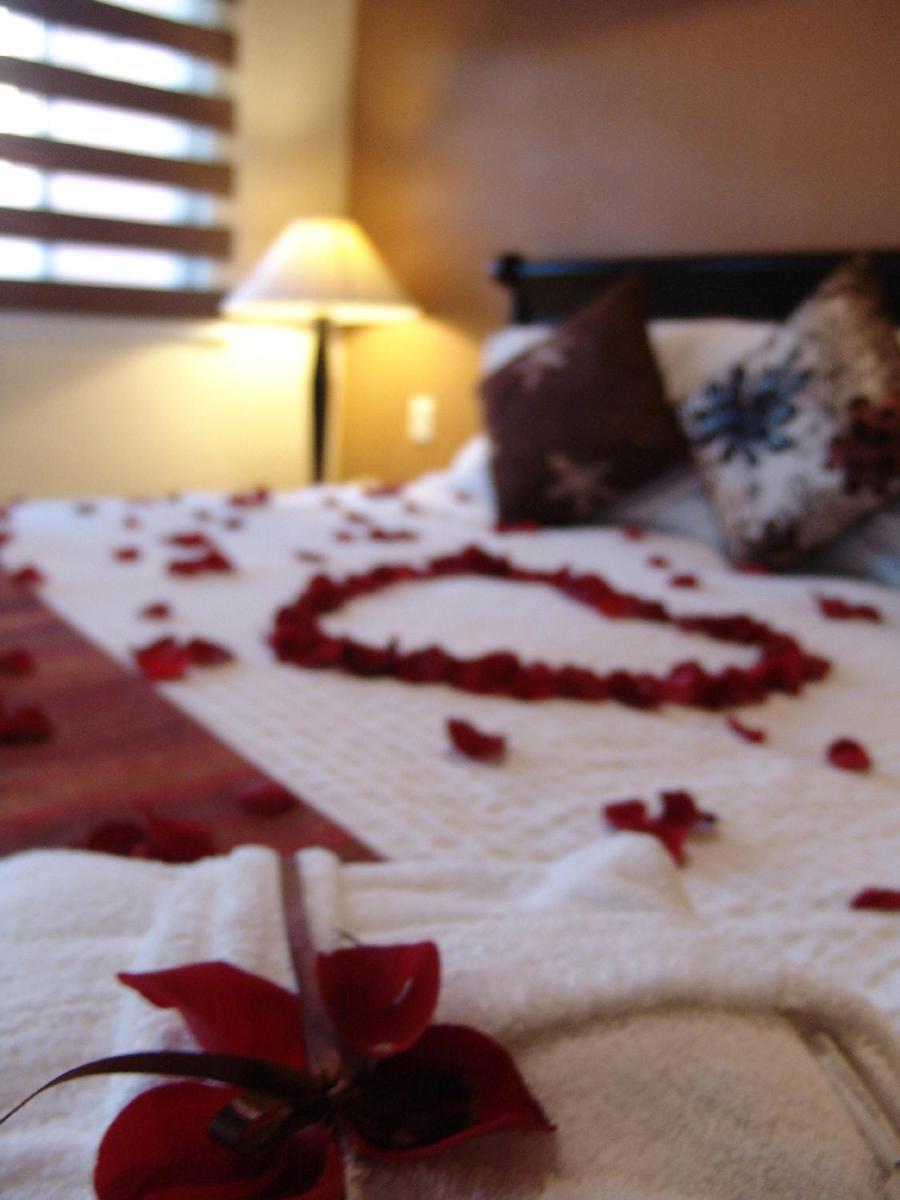 Casa Del Tio Hotel Boutique San Miguel de Allende Værelse billede A bed decorated with rose petals