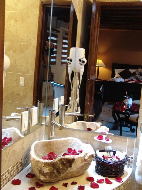 Casa Del Tio Hotel Boutique San Miguel de Allende Værelse billede A bathroom at the hotel