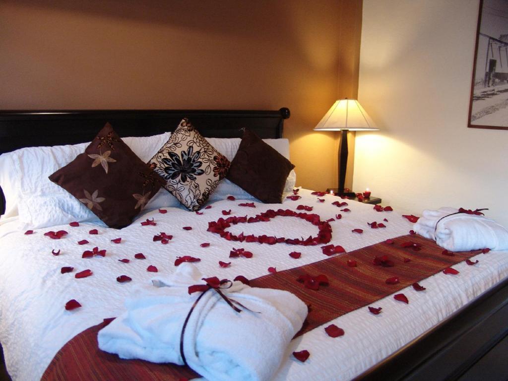 Casa Del Tio Hotel Boutique San Miguel de Allende Værelse billede A bed with rose petals